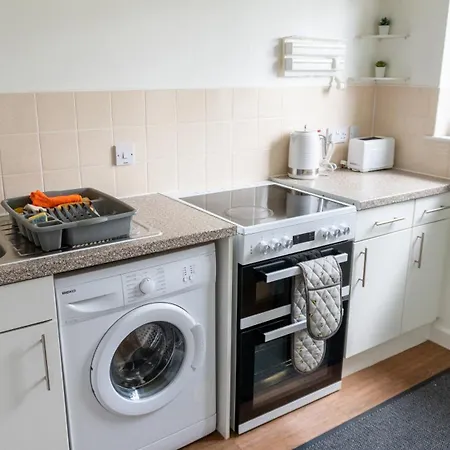 2 Bed Centre Flat - Relocators - Professional