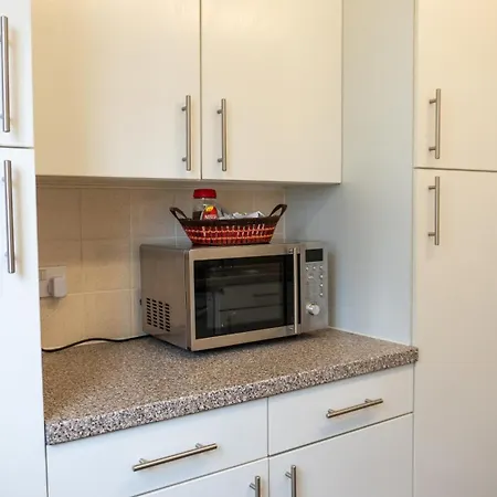 2 Bed Centre Flat - Relocators - Professional