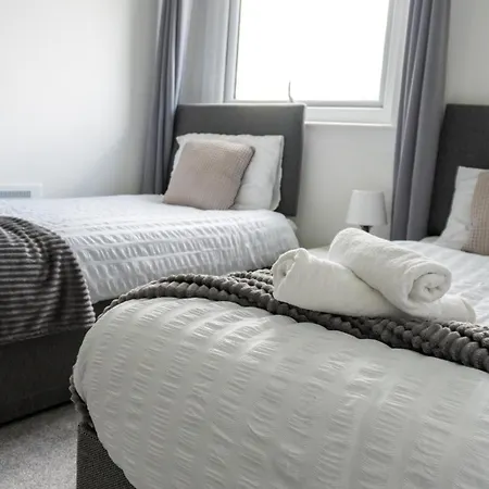 2 Bed Centre Flat - Relocators - Professional *