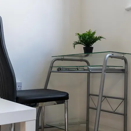 2 Bed Centre Flat - Relocators - Professional *