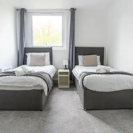 Apartment 2 Bed Centre Flat - Relocators - Professional *